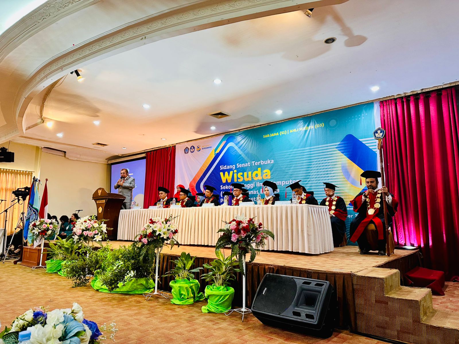 Peserta Wisuda STIKOM Tunas Bangsa 2025